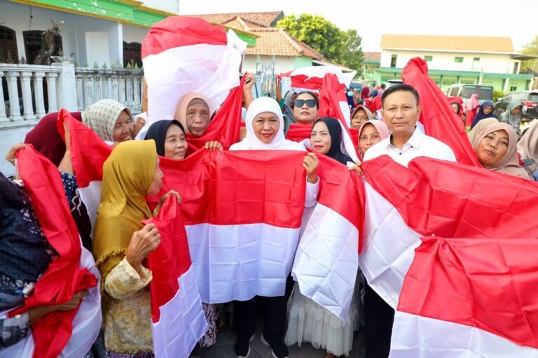 Sambut Bulan HUT ke-81 Kemerdekaan RI, Gubernur Khofifah Semarakkan Pasar Murah di Gresik dengan Berbagi Ribuan Bendera Merah Putih Bagi Masyarakat