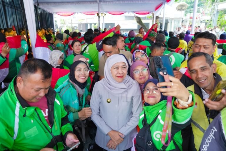 Gubernur Khofifah Sapa Ratusan Ojol Kota Malang , Bagikan Bendera Merah Putih dan Sembako Saat Manfaatkan Program Pembebasan Denda dan Pokok Tunggakan PKB