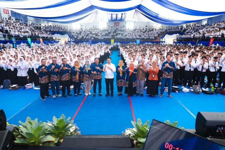 Wagub Emil Beri Pembekalan Mahasiswa Baru ITS, Sebut Pejuang Kedaulatan Teknologi Indonesia