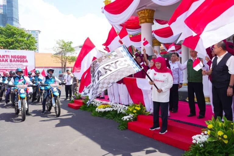 Gubernur Khofifah Berangkatkan Tim Bakti Negeri Anak Bangsa, Berbagi Kebahagiaan untuk Keluarga Pahlawan dan Perintis Kemerdekaan