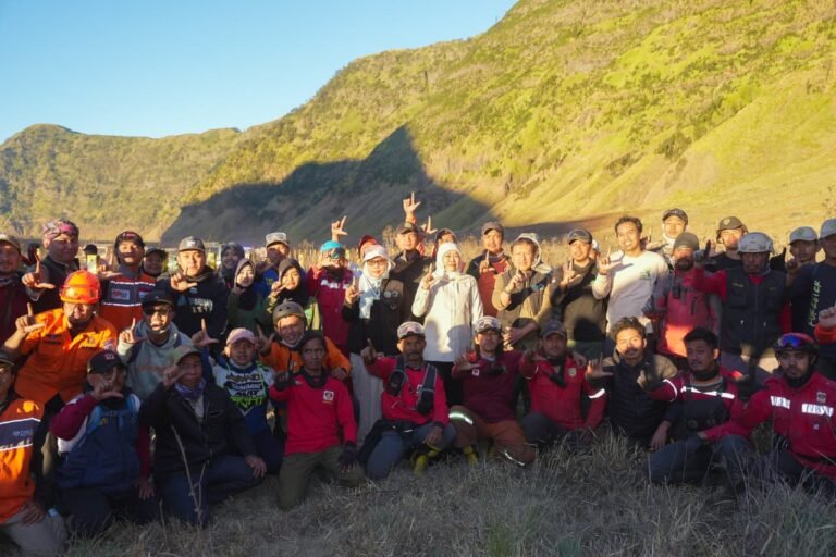 Gubernur Khofifah  Tinjau Proses Pemadaman  Karhutla Bromo: Pastikan Operasi Darat, Water Bombing dan Drone Dioptimalkan Percepat Pemadaman