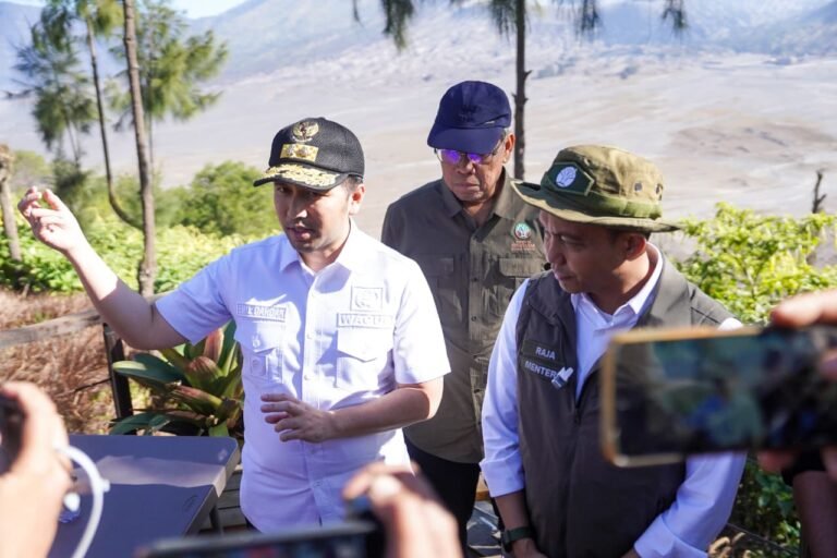 Wagub Emil Tegaskan Pemadaman dan Pencegahan Penyebaran Api di Gunung Bromo Terus Dilakukan Secara Kolektif