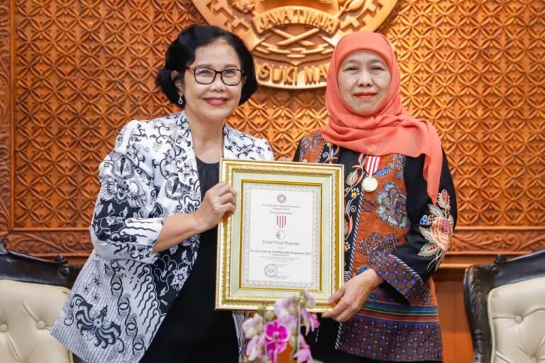 Gubernur Khofifah Terima Penghargaan Tertinggi Dwija Praja Nugraha dari PB PGRI, Buah Komitmen Wujudkan Pendidikan Jatim Berkualitas dan Merata