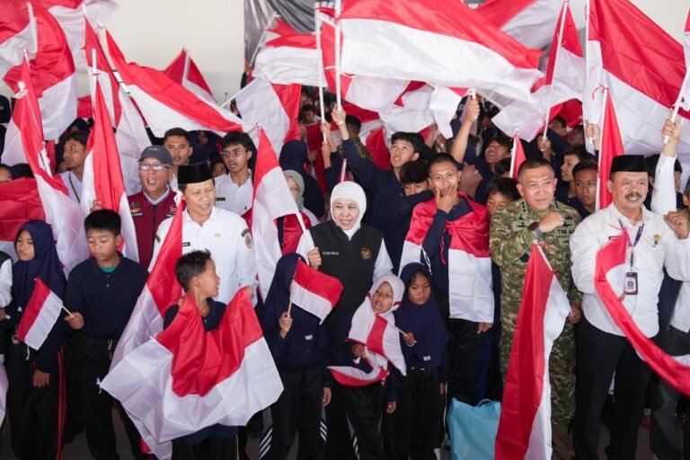 Gubernur Khofifah Bersama Danjen  Akademi TNI Bagikan Ratusan Bendera Merah Putih di Sekolah Rakyat Terintegrasi 2 Kota Pasuruan, Tegaskan Generasi Muda adalah Penentu Terwujudnya Indonesia Emas 2045