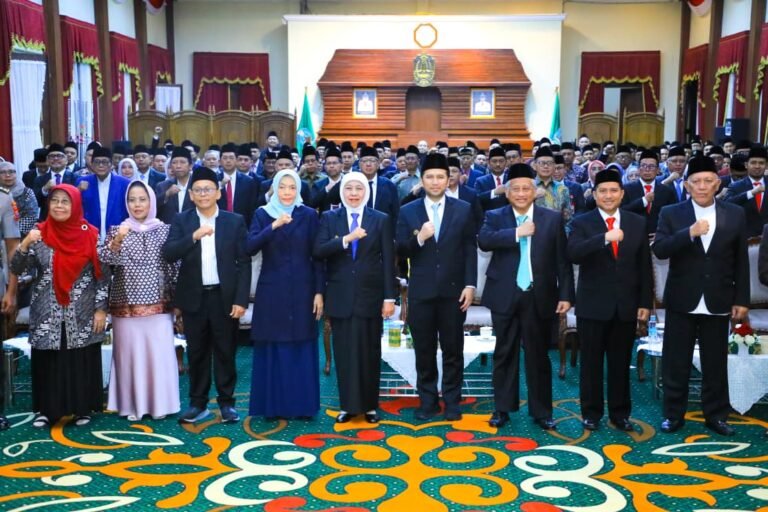 Gubernur Khofifah Lantik Pimpinan BAZNAS Jatim Periode 2026-2031, Dorong Transformasi Zakat Sebagai  Instrumen Pemberdayaan dan Kemandirian