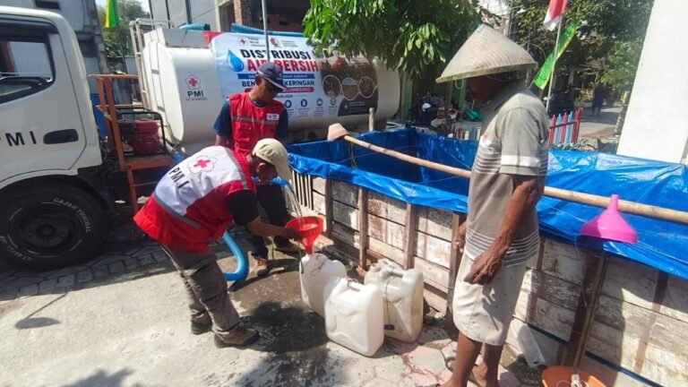 Kolaborasi PMI dan BPBD Bojonegoro Salurkan Bantuan Air Bersih Kurangi Dampak Kekeringan