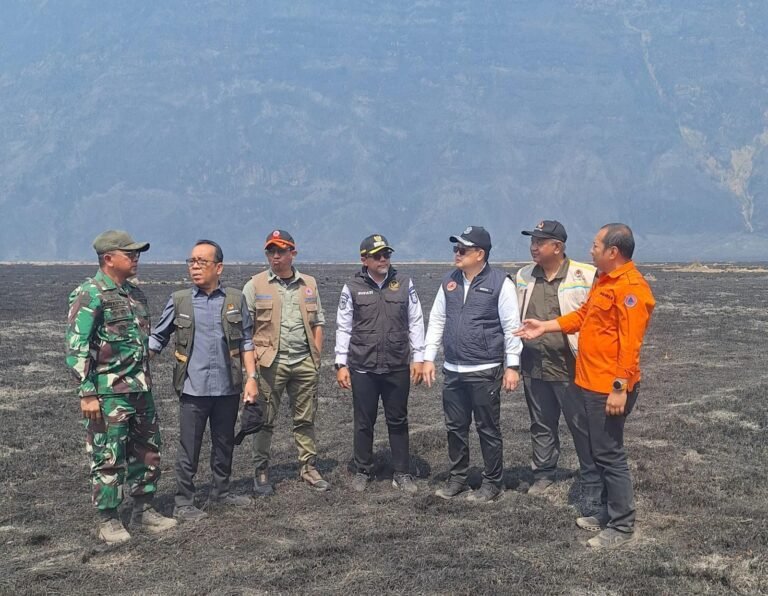 Tinjau Karhutla Bromo, Menko PMK dan Kepala BNPB Minta Semua Elemen Optimalkan Potensi Guna Percepat Pemadaman