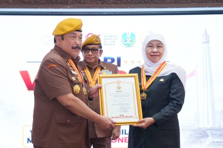 Gubernur Khofifah Terima Anugerah Bintang LVRI di Peringatan Hari Veteran Nasional 2026, Ingatkan Perjuangan Bukan Lagi Angkat Senjata Tapi Jaga Persatuan dan Kesatuan Bangsa