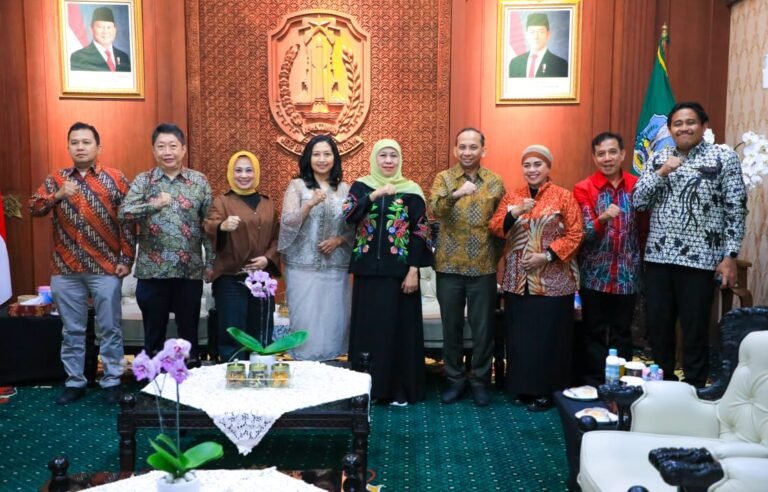 Wagub Emil Tutup Pameran KKN UMSURA 2026, Dorong Peran Aktif Perguruan Tinggi Jadikan Jatim Laboratorium Hidup Berbagai Inovasi