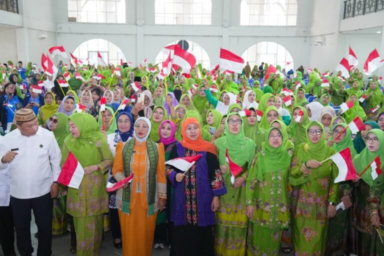 Kembali Gaungkan Seruan Perdamaian di Peringatan Harlah ke-80 Muslimat NU di Kalbar, Khofifah Tegaskan Semangat Muslimat Teduhkan Peradaban dan Rawat Persaudaraan