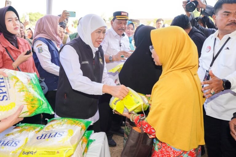 Ratusan Masyarakat Padati Pasar Murah di Lapangan Kelurahan Kramat Nganjuk, Gubernur Khofifah: Langkah Konkrit Pengendalian Inflasi dan Hadirkan Bahan Pokok  Terjangkau