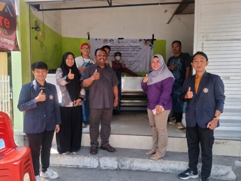 Dosen Universitas Wijaya Putra Berdayakan Usaha Pelet Pancing Ramah Lingkungan di Platuk, Surabaya Utara