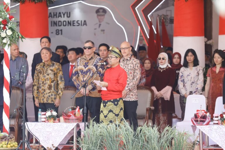 Kakanwil Kemenag Jatim Pimpin Doa Upacara HUT ke-81 RI di Gedung Negara Grahadi