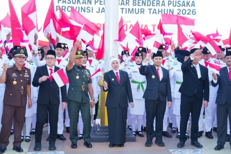 Gubernur Khofifah Kukuhkan 76 Paskibraka Jatim untuk HUT ke-81 Kemerdekaan RI, Tegaskan Amanah Jaga dan Perkuat Semangat NKRI