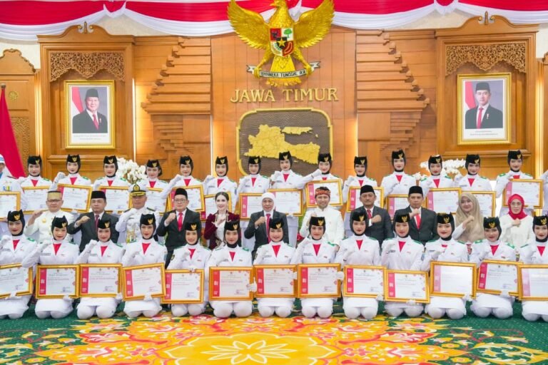 Gubernur Khofifah Apresiasi Paskibraka Jatim dan Pendukung  Upacara HUT Ke-81 RI Sukses Tunaikan Tugas Negara di Grahadi: Pesankan Semangat Cinta Tanah Air Terus Dihidupkan Lewat Karya, Prestasi dan Pengabdian