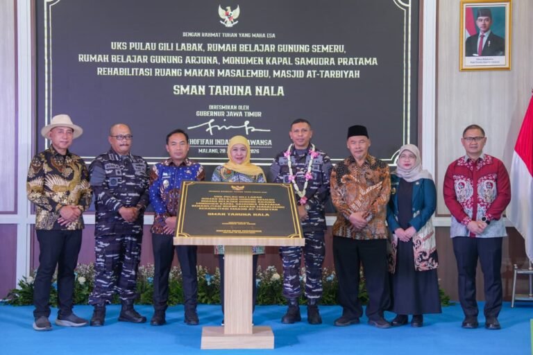Gubernur Khofifah Resmikan Enam Fasilitas SMAN Taruna Nala dan Beri Penghargaan Siswa Berprestasi Internasional