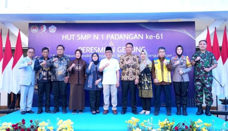 Menko PMK Pratikno Hadiri HUT ke-61 SMPN 1 Padangan, Sekaligus Resmikan Gedung Baru