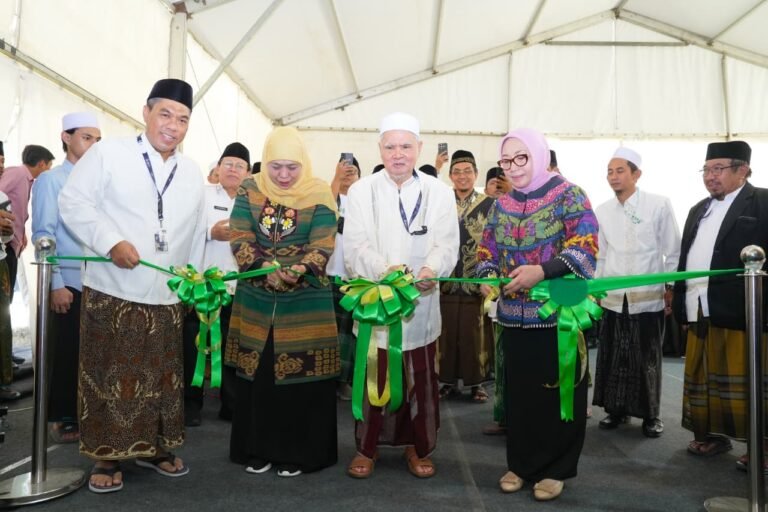 Gubernur Khofifah Bersama Wakil  Rais Aam Syuriah PBNU  Dr.KH.  Afifuddin Muhajir  Buka Pameran dan Klinik Turots di Ponpes Tambakberas, Ajak Jaga Mata Rantai Intelektual dan Teruskan Khazanah Keilmuan Ulama Nusantara