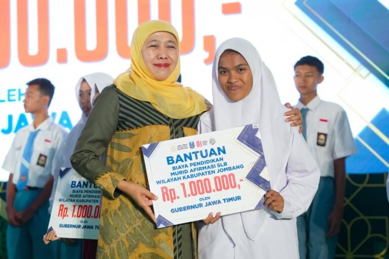 Gubernur Khofifah Salurkan Afirmasi Biaya Pendidikan untuk 112 Murid di Jombang, Apresiasi 193 Prestasi Nasional dan Internasional