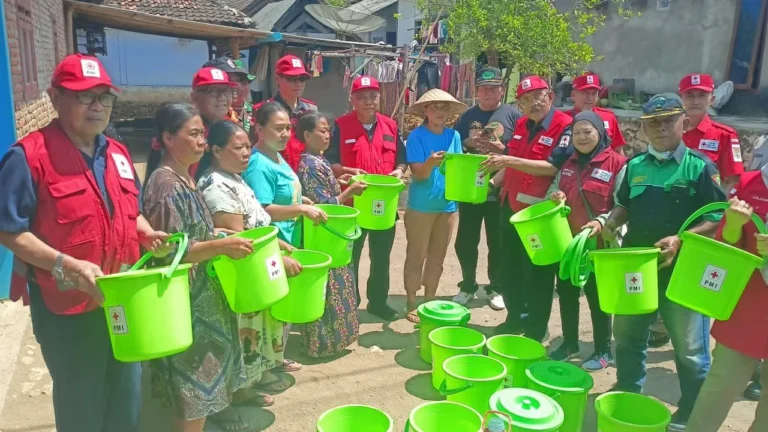 PMI Jatim Perkuat Penanganan Kekeringan, Salurkan Bantuan Air Bersih ke Warga