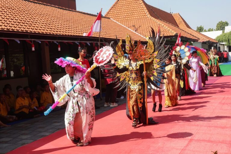 Makin Semarak, Ratusan Penghuni Liponsos Keputih Adu Kreativitas Lewat Fashion Show hingga Karaoke di HUT ke-81 RI