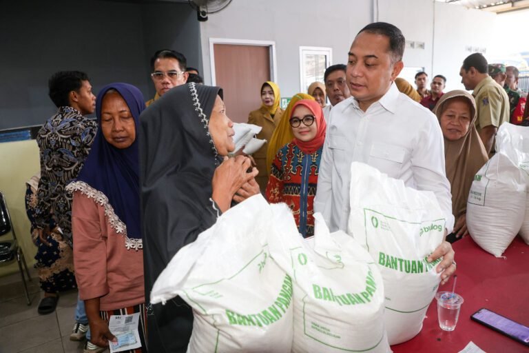 Bikin Salut! Karang Taruna Bantu Salurkan Beras Bapanas, Wali Kota Eri: “Iki Loh Anak Mudanya Surabaya”