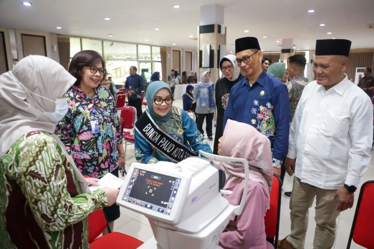 Pemkot Surabaya, Baznas, dan RSMM Jatim Bagikan Kacamata Gratis untuk 100 Guru PAUD