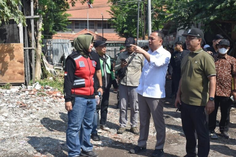 Wali Kota Eri Tertibkan Pengolahan Sampah Ilegal di Keputih Surabaya, 32 Dump Truck Angkut Sisa Sampah ke TPA Benowo