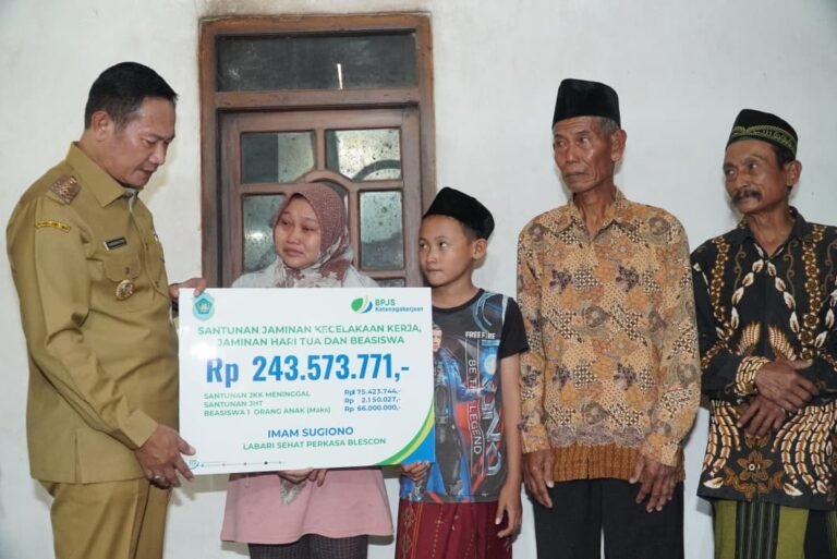Silaturahmi ke Korban Kecelakaan Blesscon, Bupati Yes Akan Perkuat Pengecekan Peralatan di Seluruh Pabrik Lamongan