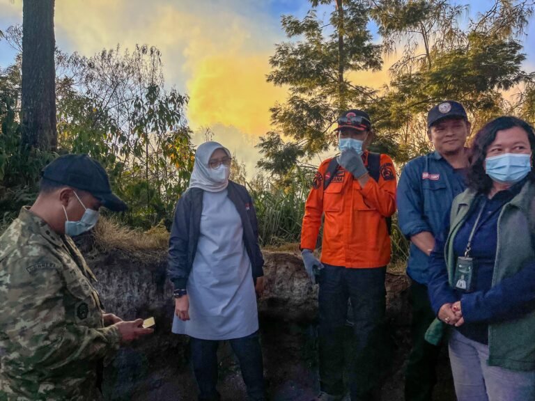 Pantau Langsung Kebakaran Kawah Ijen, Bupati Ipuk Ajukan Helikopter Water Bombing