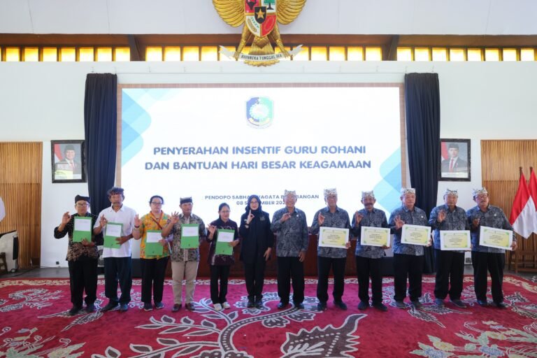 Serahkan Insentif Guru Rohani Lintas Agama, Bupati Ipuk: Bagian dari Penguatan Pendidikan Karakter