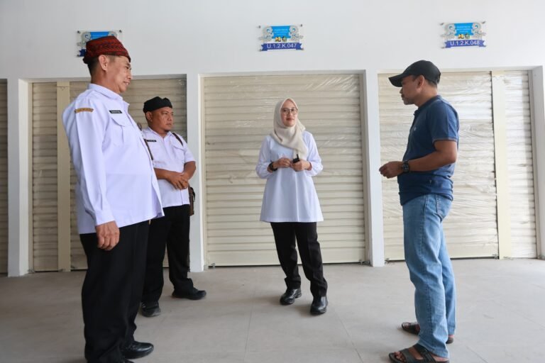 Cek Serah Terima Lapak Pasar Banyuwangi, Bupati Ipuk Siapkan Posko Aduan Pedagang 
