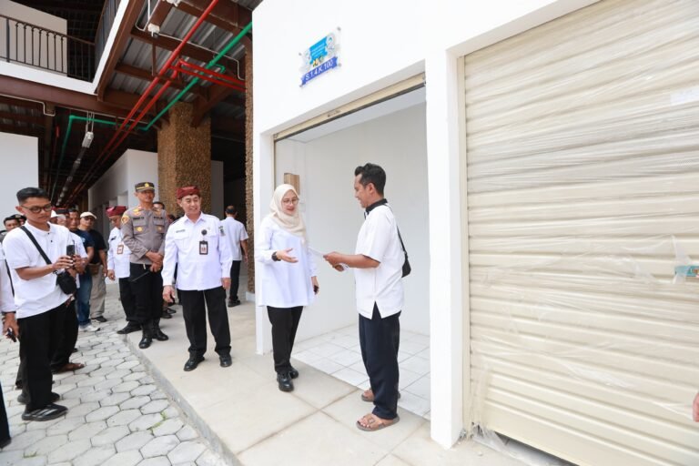 Ratusan Pedagang Telah Serah Terima Lapak Pasar Banyuwangi