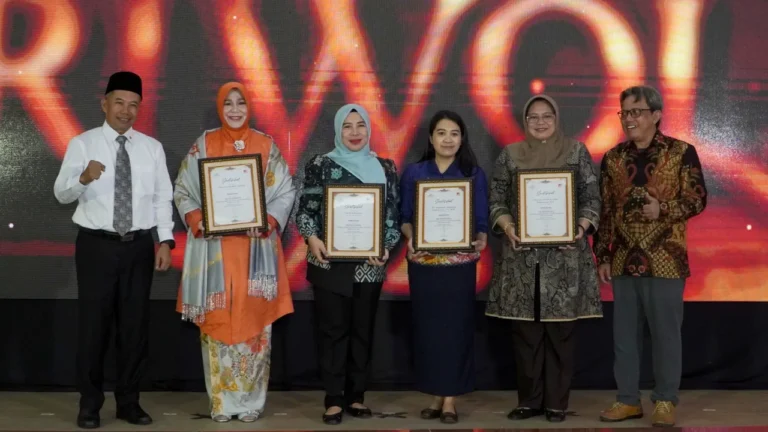 Gubernur Khofifah Raih PRIWOLA 2026 sebagai Kepala Daerah Perempuan Bereputasi