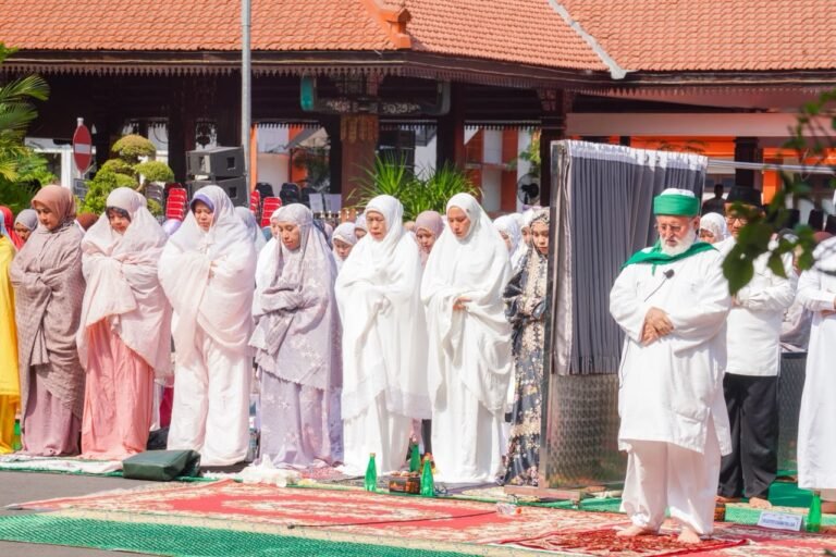 Dipimpin Syaikh Muhammad Fadil Al Jailani, Gubernur Khofifah Bersama Bupati Mojokerto dan Ratusan Masyarakat Gelar Sholat Istisqa’ sebagai Wujud Ikhtiar Lahir dan Batin Hadapi Kemarau Panjang di Jatim