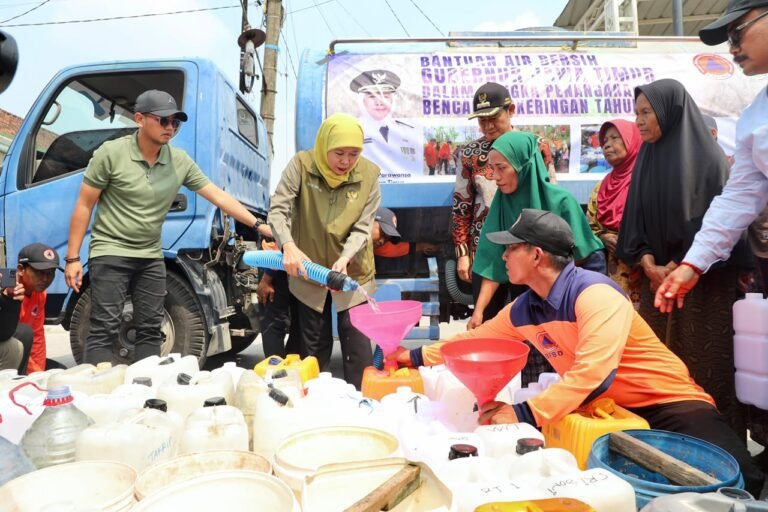 Gubernur Khofifah Turun Langsung Distribusikan Bantuan Air Bersih ke Dusun Bulu Lamongan, Petakan Sumber Air Baru untuk Atasi Kekeringan