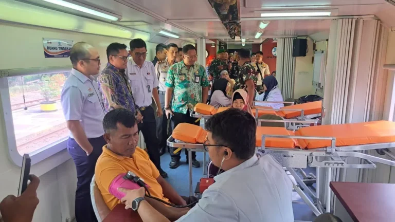 KAI Daop 8 Perluas Manfaat TJSL melalui Program Rail Clinic dan Rail Library