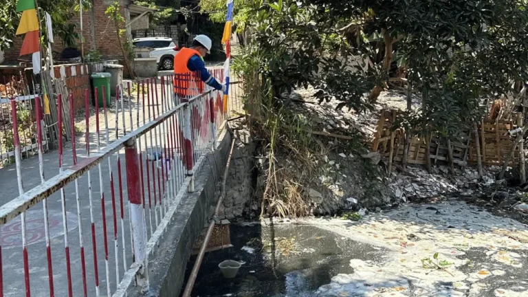 Tangani Busa Putih di Kali Surabaya, PJT I Naikkan Debit Air Bendung Mlirip
