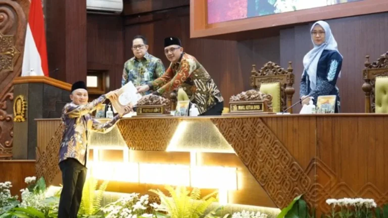 DPRD Jatim Terima Pandangan Umum Fraksi, Raperda APBD 2027 Lanjut Dibahas