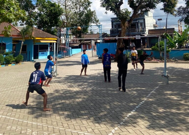 Jaga Kebugaran, PM UPT PPSAA Trenggalek Antusias Bermain Bola Voli