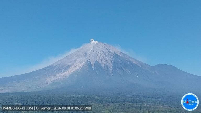 Gunung Semeru Erupsi Selasa Dini Hari, Warga Diimbau Tetap Tenang