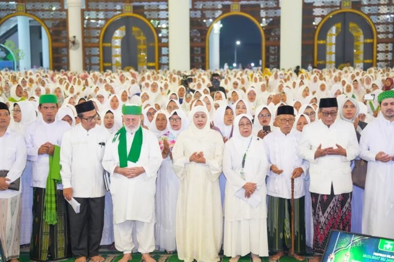 Peringatan Maulid Nabi Bersama Cicit Syech Abdul Qadir Jailani di Masjid Nasional Al-Akbar : Gubernur  Khofifah Gandeng  BAZNAS Jatim Salurkan Program Satu Keluarga Satu Sarjana dan Modal Usaha Penguatan Ekonomi