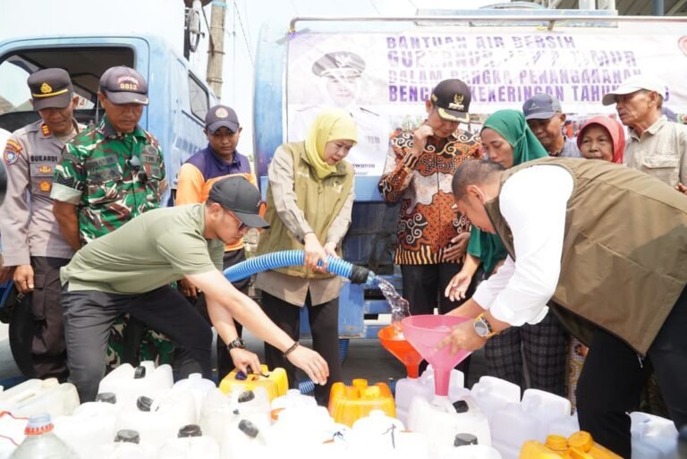 Salurkan Bantuan Air Bersih, Bu Khofifah Tawarkan Solusi Strategis Penanganan Bencana Kekeringan