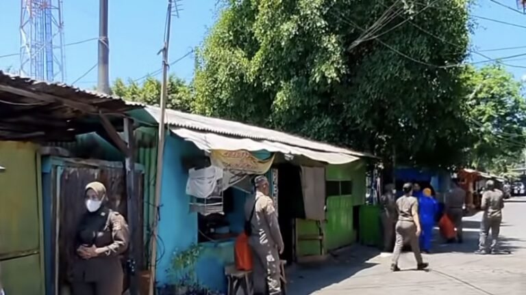 Pemkot Surabaya Bongkar 21 Bangunan di Atas Saluran, Sedimen 48 Meter Kubik Dikeruk