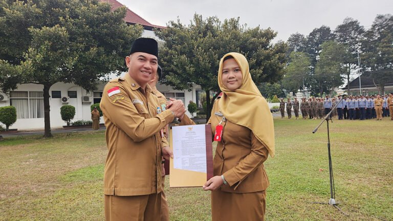 Sekda Lumajang Tekankan Integritas ASN, Dua Lulusan IPDN Terima SK Pengangkatan PNS