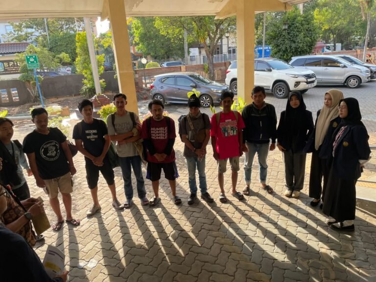 Dinsos Jatim Tangani Delapan Pencari Kerja Asal Garut yang Terlantar dalam Perjalanan dari Bali