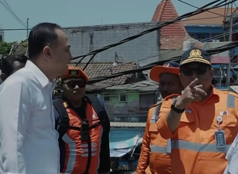 Respon Keluhan Warga, Pemkot Surabaya dan PT KAI Daop 8 Bersihkan Gunungan Sampah Liar di Belakang Pasar Turi