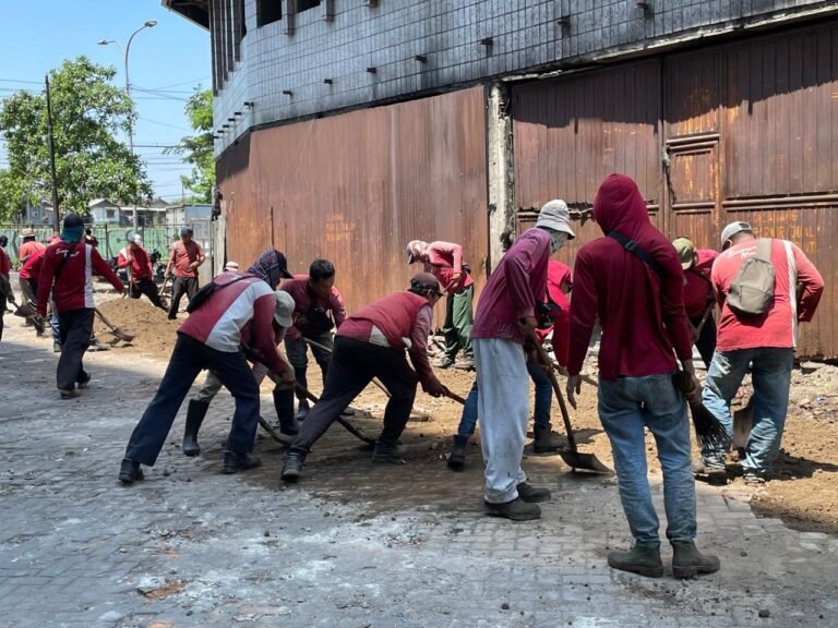 Buka Akses U-Turn Lebih Aman di Wonokromo, Pemkot Surabaya Relokasi 43 Pedagang Pasar Tumpah