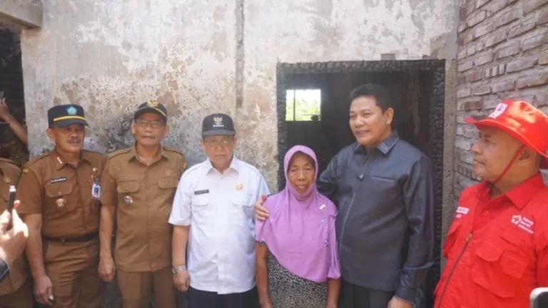 Bupati Subandi Pastikan Rumah Warga Korban Kebakaran Segera Diperbaiki