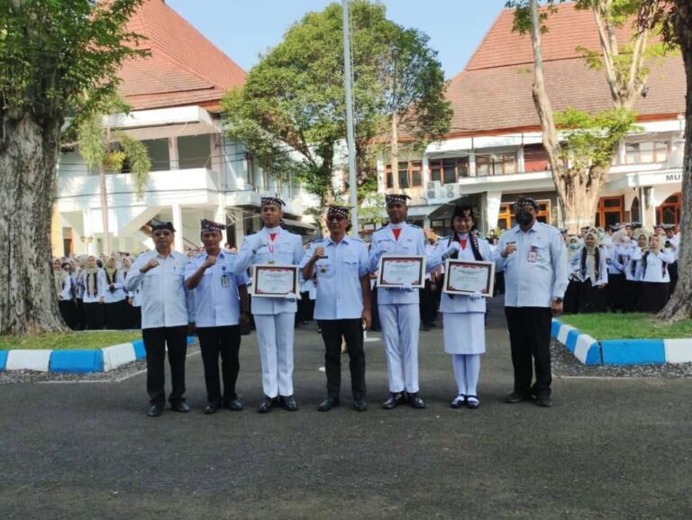 Bupati Setyo Wahono Beri Penghargaan Tiga Siswa Berprestasi di Paskibraka